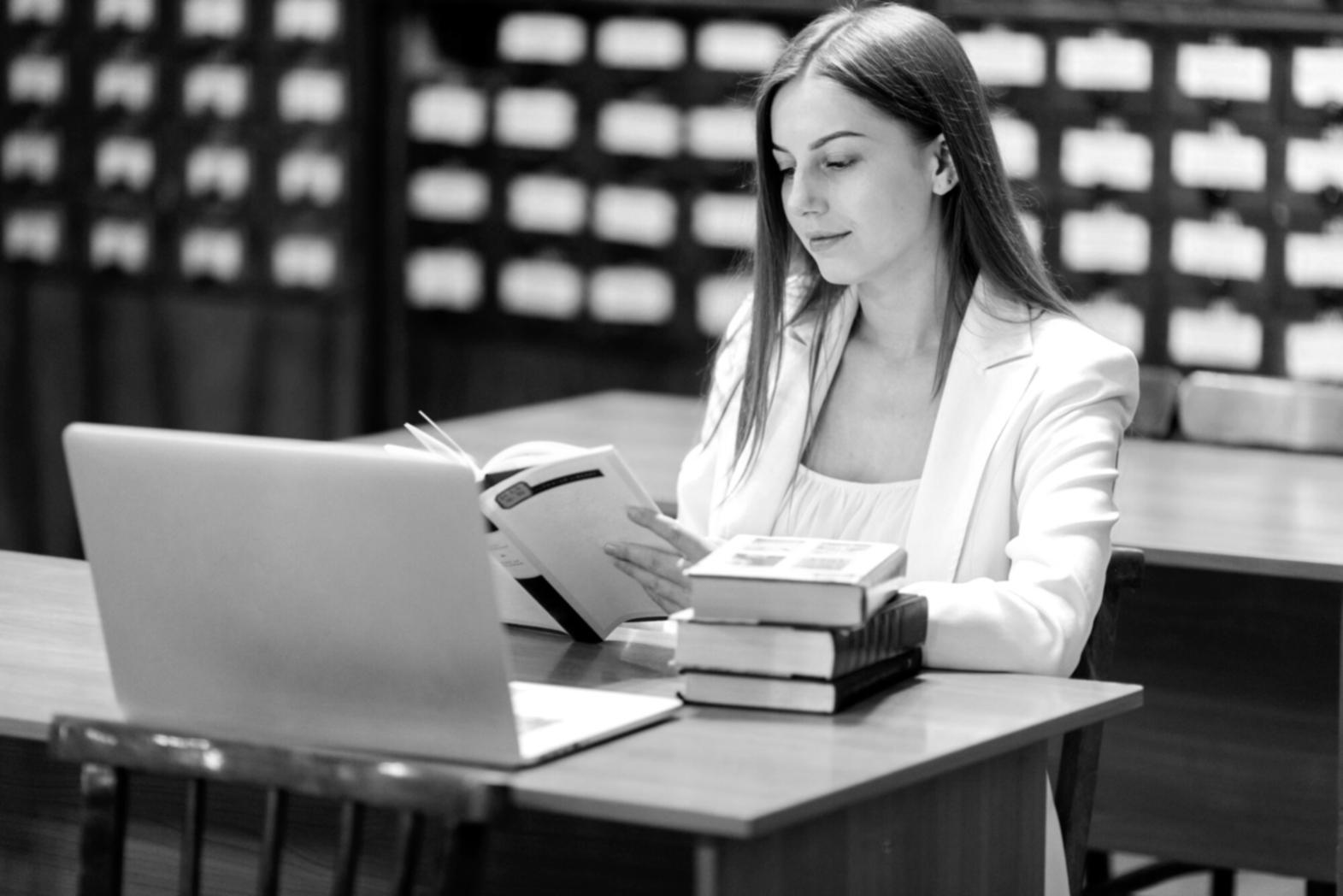 Análisis detallado de datos financieros con calculadora y documentos